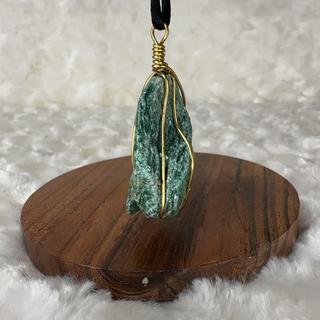 Fuchsite Wire Wrap (Gold)