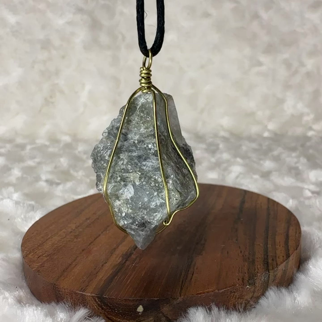 Labradorite Wire Wrap (Gold)